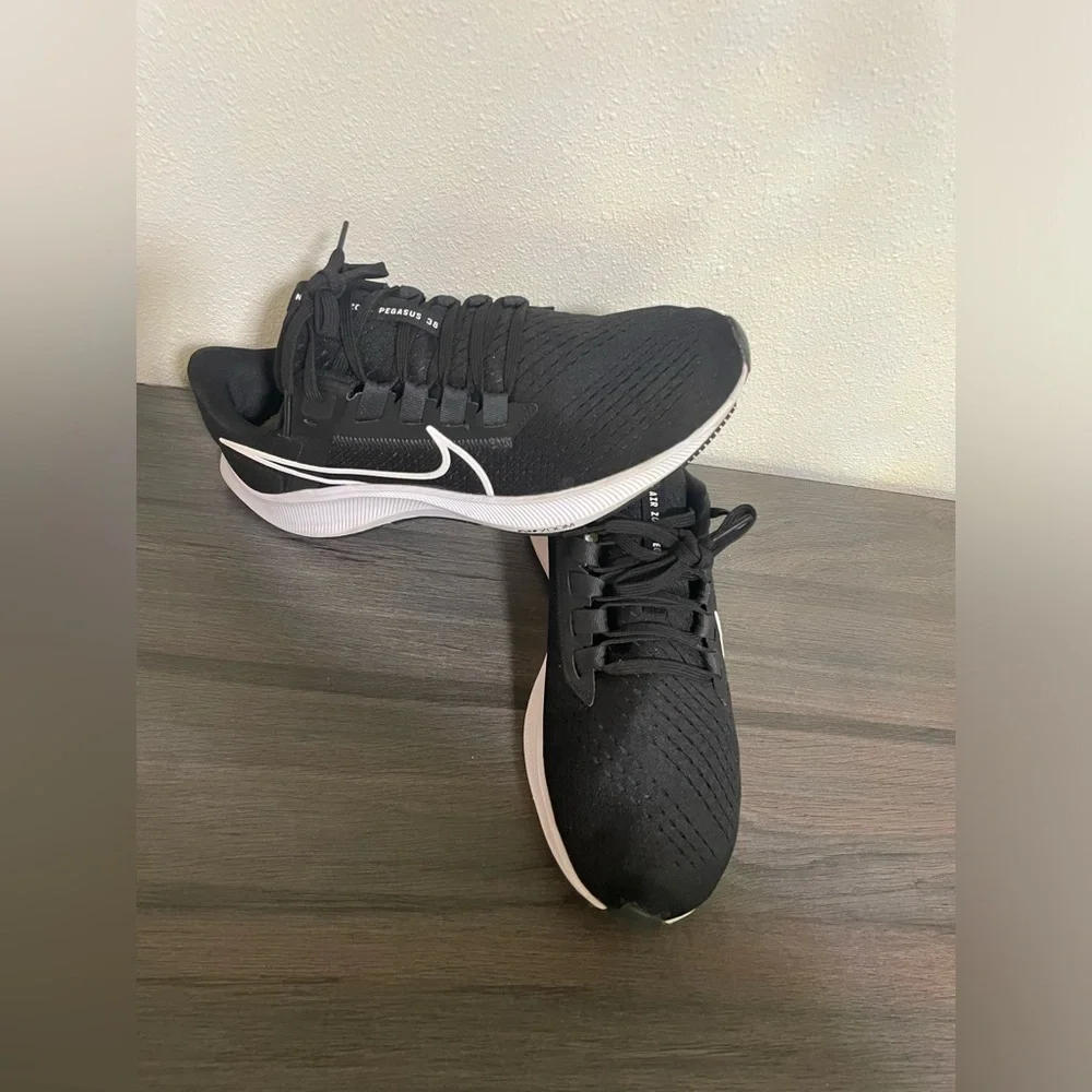 🏃‍♀️ Nike Woman’s Air Zoom Pegasus SZ 9 EUC